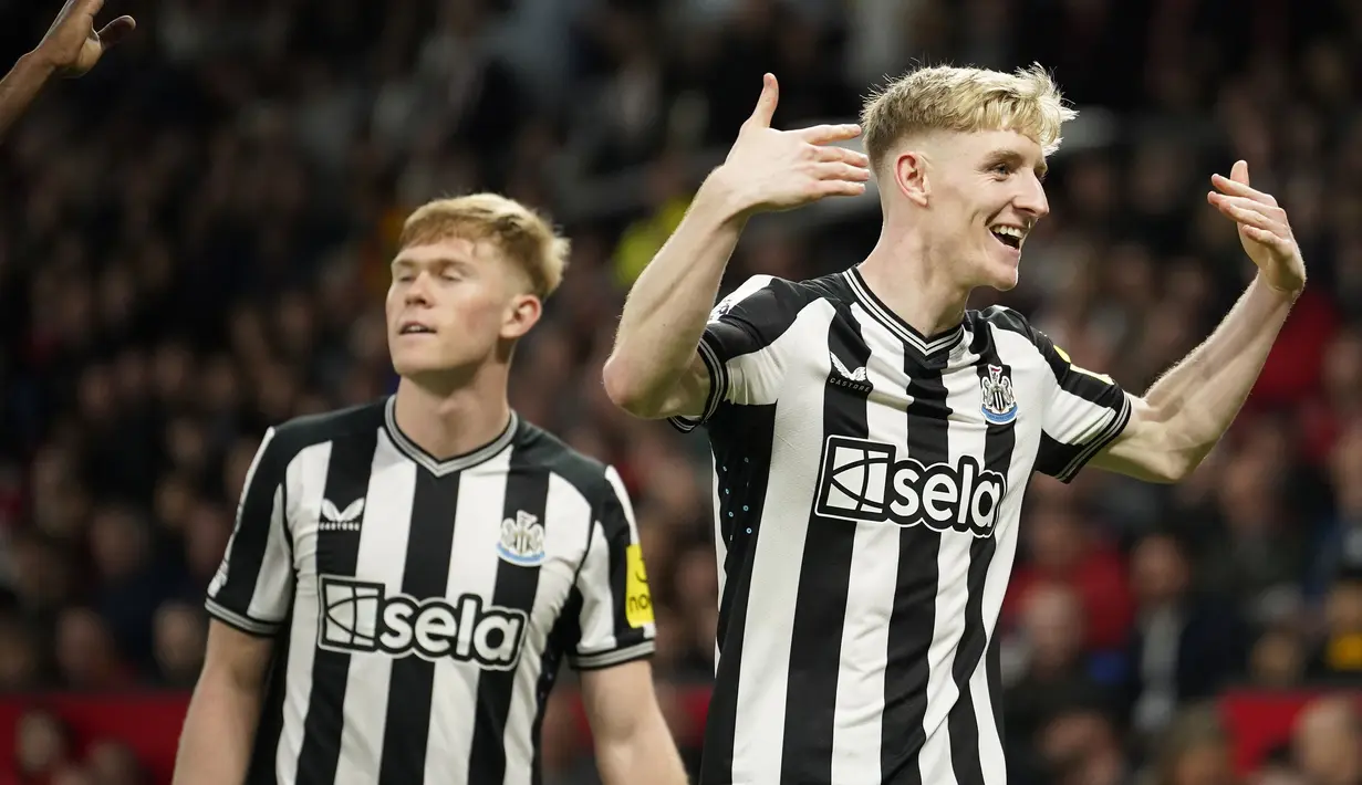 Selebrasi gelandang Newcastle United, Anthony Gordon setelah mencetak gol penyeimbang 1-1 ke gawang Manchester United pada laga tunda pekan ke-34 Liga Inggris 2023/2024 di Old Trafford Stadium, Manchester, Rabu (15/5/2024). (AP Photo/Dave Thompson)