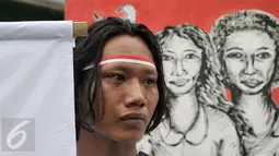 Seorang warga menangis ketika menggelar aksi damai di tengah penggusuran kawasan Bukit Duri, Jakarta, Rabu (28/9). Pemprov DKI akhirnya melakukan penertiban pemukiman warga di Bukit Duri terkait revitalisasi sungai Ciliwung. (Liputan6.com/Yoppy Renato)