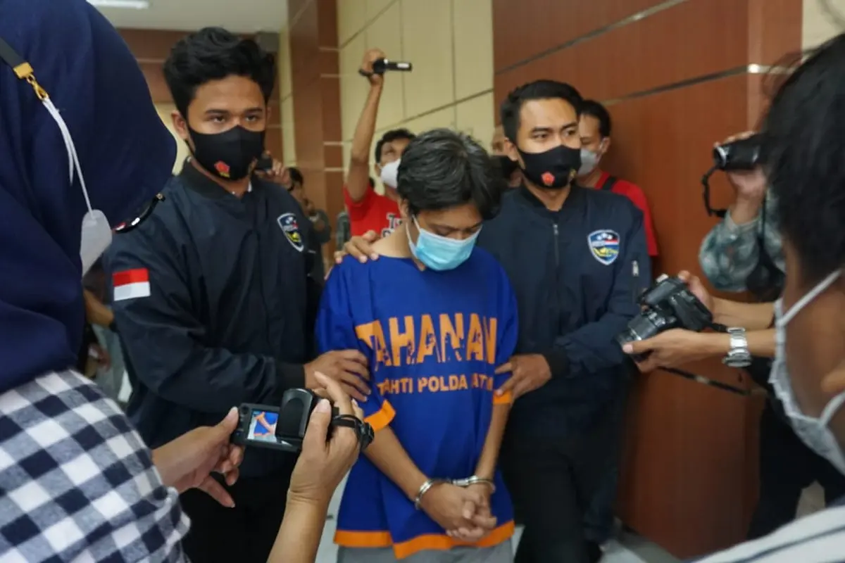 Polda Jatim menangkap OS, tersangka prostitusi anak dibawah umur. (Ist)