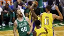 Ekspresi pemain Boston Celtics, Aron Baynes (46) usai mencetak poin saat melawan Los Angeles Lakers pada laga NBA basketball game di TD Garden, Boston, (8/11/2017). Celtics menang 107-96. (AP/Winslow Townson)