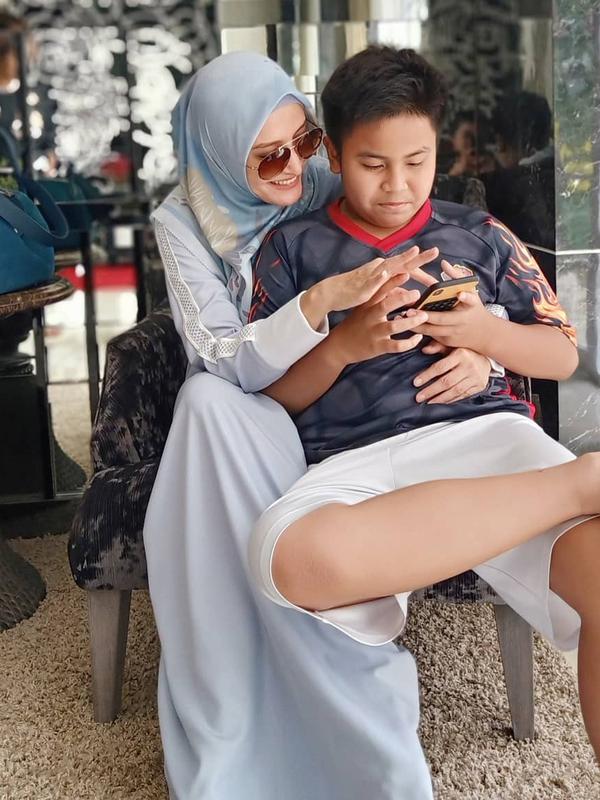 Inneke Koesherawati dan Anak Angkat (Sumber: Instagram//inekekoes/)