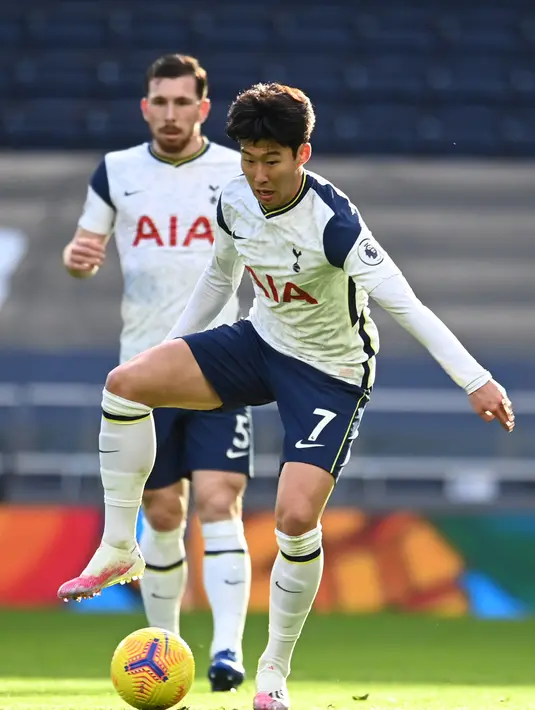 Striker Tottenham Hotspur, Son Heung-Min mengontrol bola saat melawan Leeds United pada pertandingan lanjutan Liga Inggris di Tottenham Hotspur Stadium di London (2/1/2021). Son mencetak 100 gol untuk Spurs di seluruh ajang sejak diboyong dari Bayer Leverkusen pada 2015 lalu. (AFP/Pool/Andy Rain)