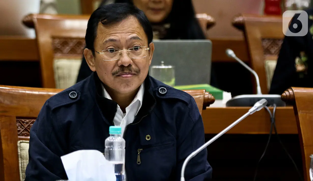 Menteri Kesehatan, Terawan Agus Putranto mengikuti rapat kerja bersama Komisi IX DPR RI di Kompleks Parlemen, Senayan, Jakarta, Senin (3/2/2020). Rapat membahas upaya perlindungan kesehatan Warga Negara Indonesia yang berada di China dan negara lain terkait virus corona. (Liputan6.com/Johan Tallo)