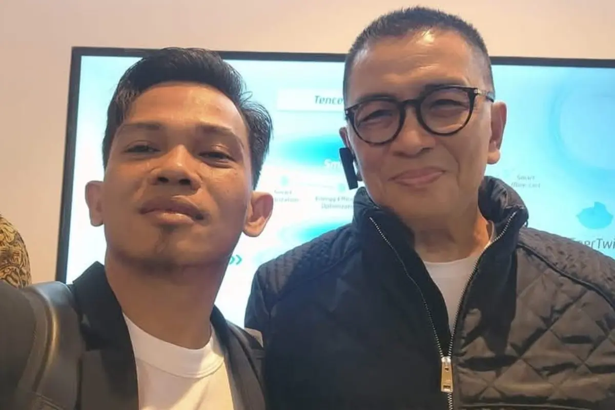 Yandi Hermawan, mantan pemulung barang bekas yang sukses menjadi bos komputer berfoto dengan Helmy Yahya, figur publik sekaligus motivator terkenal di Indonesia. (Liputan6.com)