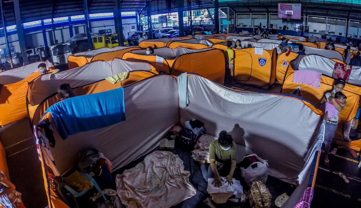 Warga berlindung dalam pusat evakuasi di Quezon City, Filipina, 12 November 2020. Topan Vamco, topan dahsyat ketiga yang melanda Filipina dalam 11 hari terakhir, membawa angin kencang dan hujan deras yang memicu tanah longsor, longsor batu, serta banjir bandang. (Xinhua/Rouelle Umali)