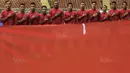 Para pemain Timnas Indonesia menyanyikan lagu Indonesia Raya sebelum melawan Thailand pada laga SEA Games di Stadion Shah Alam, Selangor, Selasa (15/8/2017). Kedua negara bermain imbang 1-1. (Bola.com/Vitalis Yogi Trisna)
