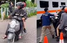 Pemotor Nekat Mau Terobos Perlintasan Padahal Kereta Sudah di Depan Mata, Nyawanya Diselamatkan Petugas Malah Ngamuk
