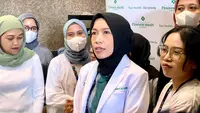 Dokter spesialis anak subspesialis kesehatan anak, nutrisi, dan penyakit metabolik RS Pondok Indah - Puri Indah Novitria Dwinanda sebut kembalian permen adalah hal sederhana yang berkontribusi pada kenaikan obesitas anak (8/8/2023). Foto: Liputan6.com/Ade Nasihudin.