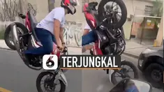 Motor yang dinaikinya terpental maju dan pria itu terjungkal.
