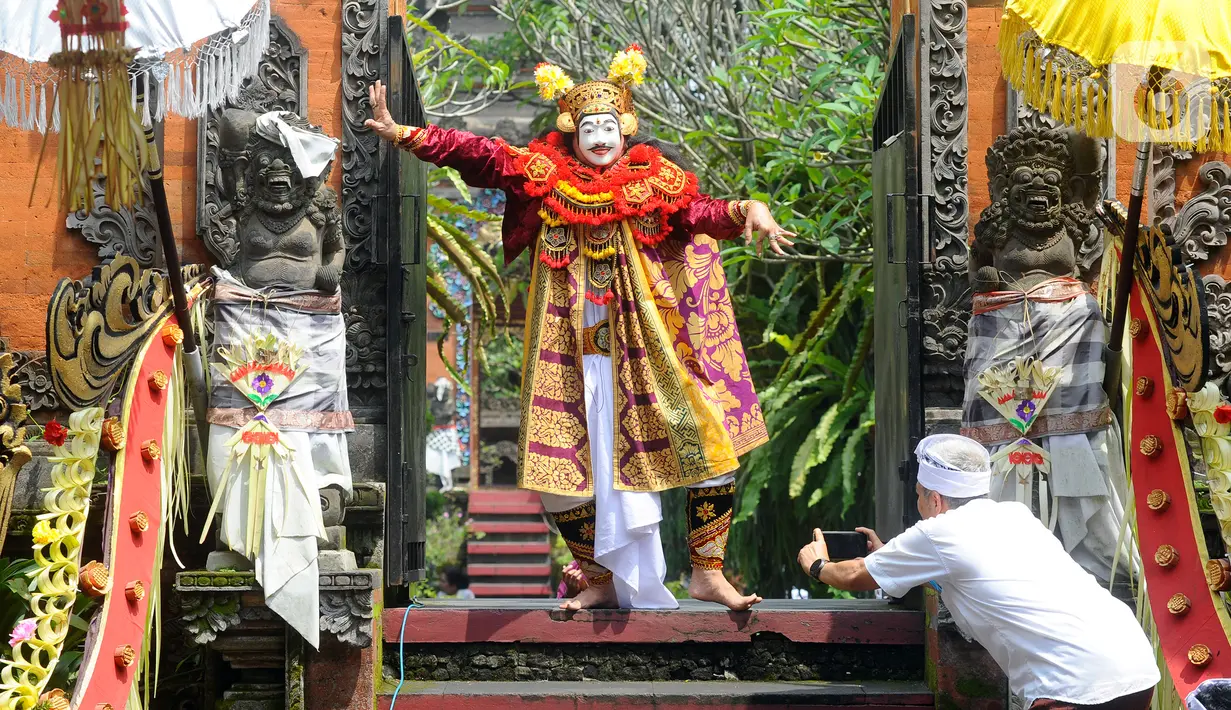Prosesi Tawur Agung Kesanga di Pura Cinere diikuti ratusan umat Hindu. (merdeka.com/Arie Basuki)