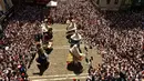 Anggota San Fermin Comparsa menari di Alun-Alun Plaza del Ayuntamiento pada hari terakhir Festival San Fermin di Pamplona, Spanyol, 14 Juli 2022. Ribuan orang dari seluruh dunia berduyun-duyun ke Pamplona selama sembilan hari setiap tahun untuk bersuka ria dalam pesta tanpa henti pada festival adu banteng yang ditangguhkan selama dua tahun terakhir karena pandemi virus corona COVID-19. (AP Photo/Alvaro Barrientos)