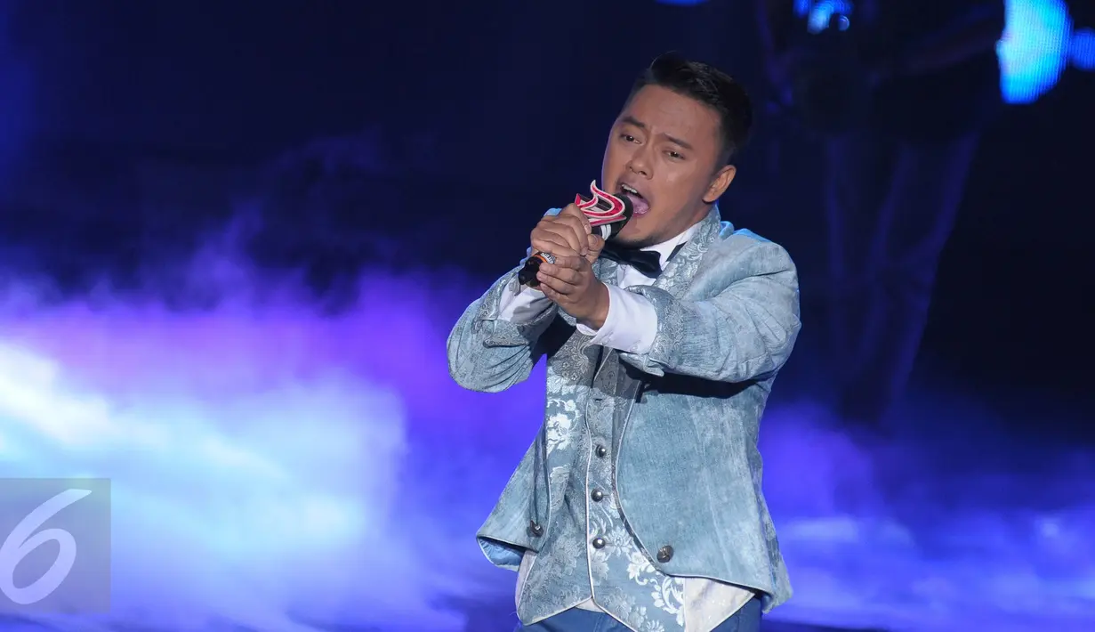 Penampilan Danang asal Indonesia dalam Grand Final D'Academy Asia 2015 di Studio 5 Indosiar, Jakarta, Senin (28/12). Malam puncak grand final D'Academy Asia akan digelar pada 29 Desember malam. (Liputan6.com/Herman Zakharia)