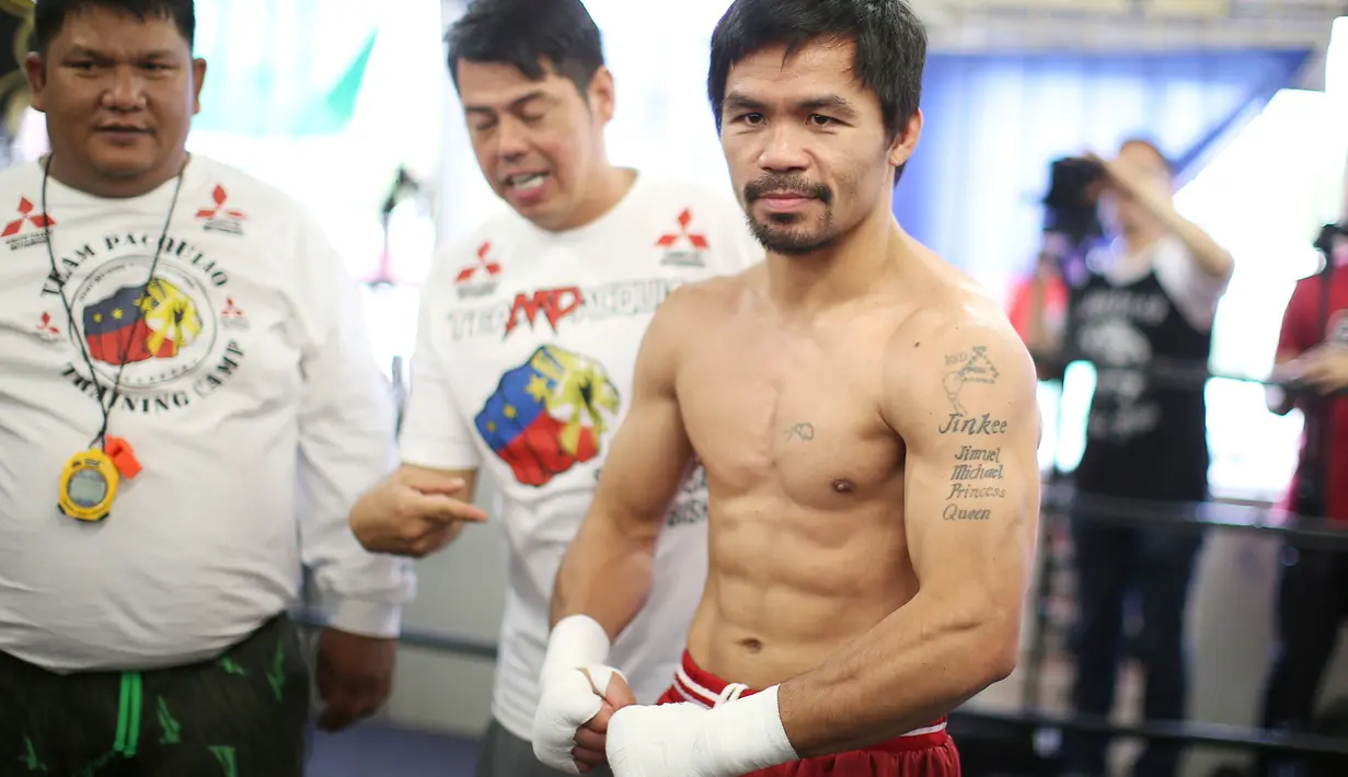 Manny Pacquiao berpose disela latihannya di Los Angeles, California, AS (26/10). Petinju Filipina berusia 37 tahun itu akan berhadapan dengan Jessie Vargas di Thomas & Mack Arena, Las Vegas, Nevada pada 5 November mendatang. (Reuters/ Lucy Nicholson)