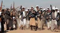 Kelompok Houthi berbaris dalam unjuk rasa dukungan untuk Palestina di Jalur Gaza dan menentang serangan Amerika Serikat (AS) di Yaman di luar Sanaa, Yaman, Senin (22/1/2024). (AP Photo)