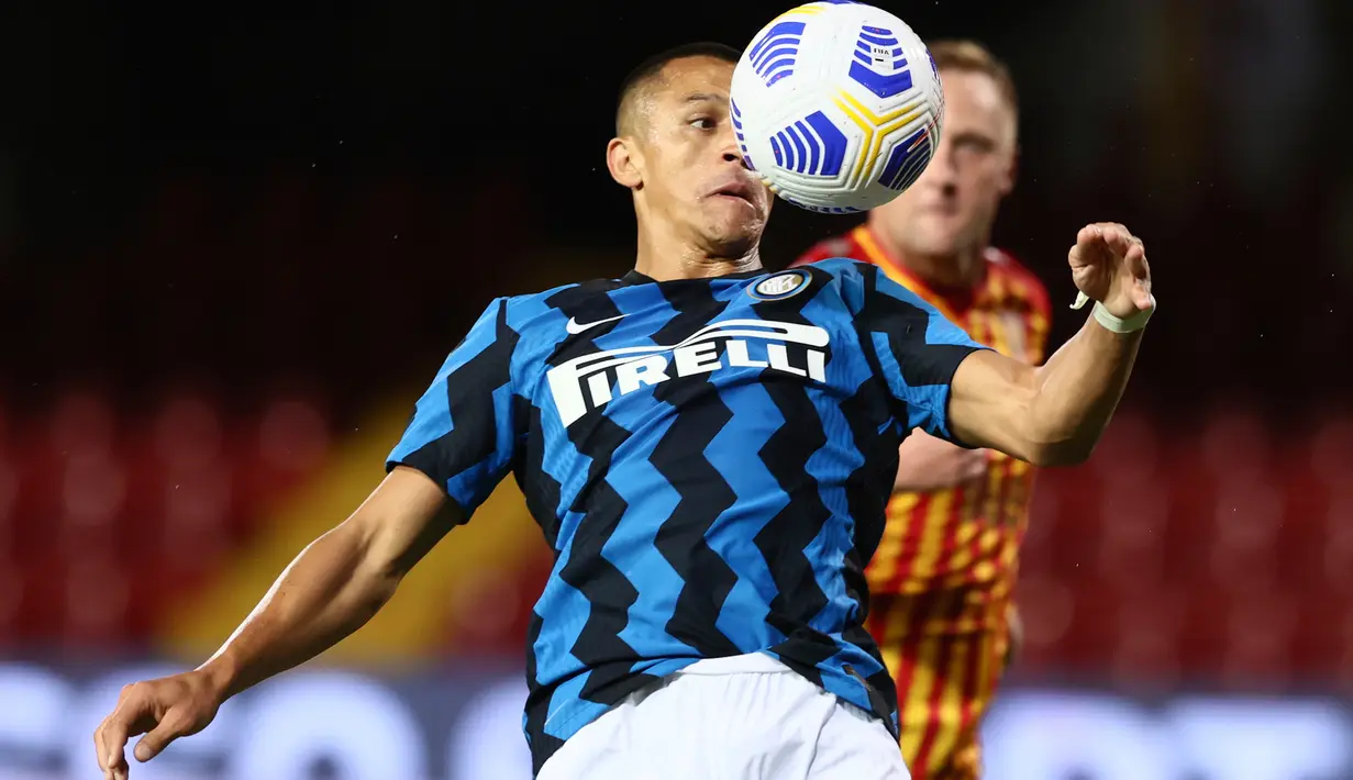 Penyerang Inter Milan, Alexis Sanchez mengendalikan bola saat bertandang ke markas Benevento pada laga giornata kedua Serie A di Stadio Ciro Vigorito, Rabu (30/9/2020). Inter Milan tanpa kesulitan berarti mencukur tim promosi Liga Italia Benevento 5-2. (Alessandro Garofalo/LaPresse via AP)