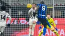 Striker Inter Milan, Romelu Lukaku melepaskan tendangan yang dihalangi bek Juventus, Leonardo Bonucci dalam laga lanjutan Liga Italia Serie A 2020/21 pekan ke-18 di San Siro Stadium, Minggu (17/1/2021). Inter Milan menang 2-0 atas Juventus. (AFP/Miguel Medina)
