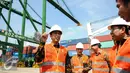 Presiden Jokowi meninjau New Priok Container Terminal (NPCT) 1, Pelabuhan Tanjung Priok, Jakarta, (13/9). Terminal diproyeksikan dapat melayani kapal petikemas berkapasitas I3.000-15.000 TEUs dengan bobot di atas 150.000 DWT. (Liputan6.com/Faizal Fanani)
