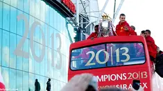 Para pemain Manchester United memamerkan tropi Piala Liga Premier Inggris di atas bus kepada para suporter sejatinya.