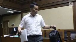 Terdakwa suap pengadaan satelit monitoring Bakamla, Fayakhun Andriadi bersiap menjalani sidang lanjutan di Pengadilan Tipikor, Jakarta, Rabu (7/11). Sebelumnya, JPU KPK menuntut Fayakhun dengan pidana 10 tahun penjara. (Liputan6.com/Helmi Fithriansyah)