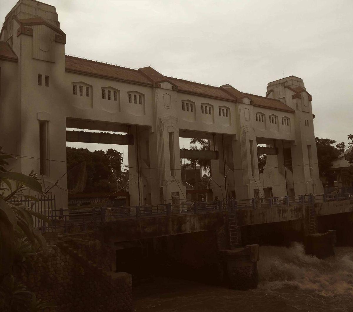 Bentuknya ikonik, mirip gerbang raksasa yang memiliki atap dan jendela berkolom besar. Bahan bangunannya dari beton dan baja kokoh, dengan arsitektur khas Eropa abad pertengahan.