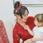 Jarang terlihat di layar kaca, Asmirandah kini tengah sibuk menjadi ibu rumah tangga dan mengurus buah hatinya yang akrab dipanggil baby Chloe. Momen kebersamaan mereka pun selalu dinantikan oleh para penggemar. Terbaru, ibu dan anak ini membagikan momen pemotretan keduanya. (Liputan6.com/IG/@asmirandah89)