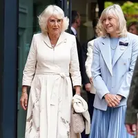 Ratu Camilla jadi perbincangan publik gara-gara pakai tas Dior (@royalfashionpolice)