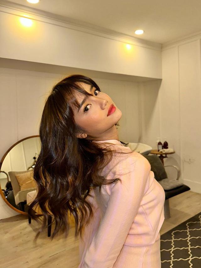 8 Potret Fuji Utami Tampil dengan Gaya Dewasa, Warganet Komen Lipstik Merah Bikin Terlihat Tua