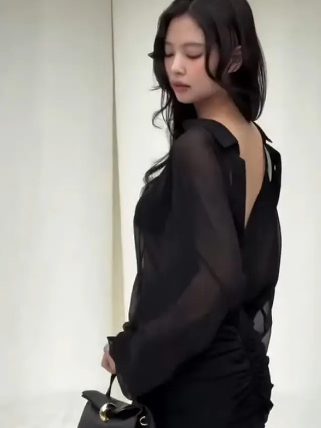 Jennie BLACKPINK Tampil Effortless Stunning dengan Gaun Sheer di Acara Simon Porte Jacquemus