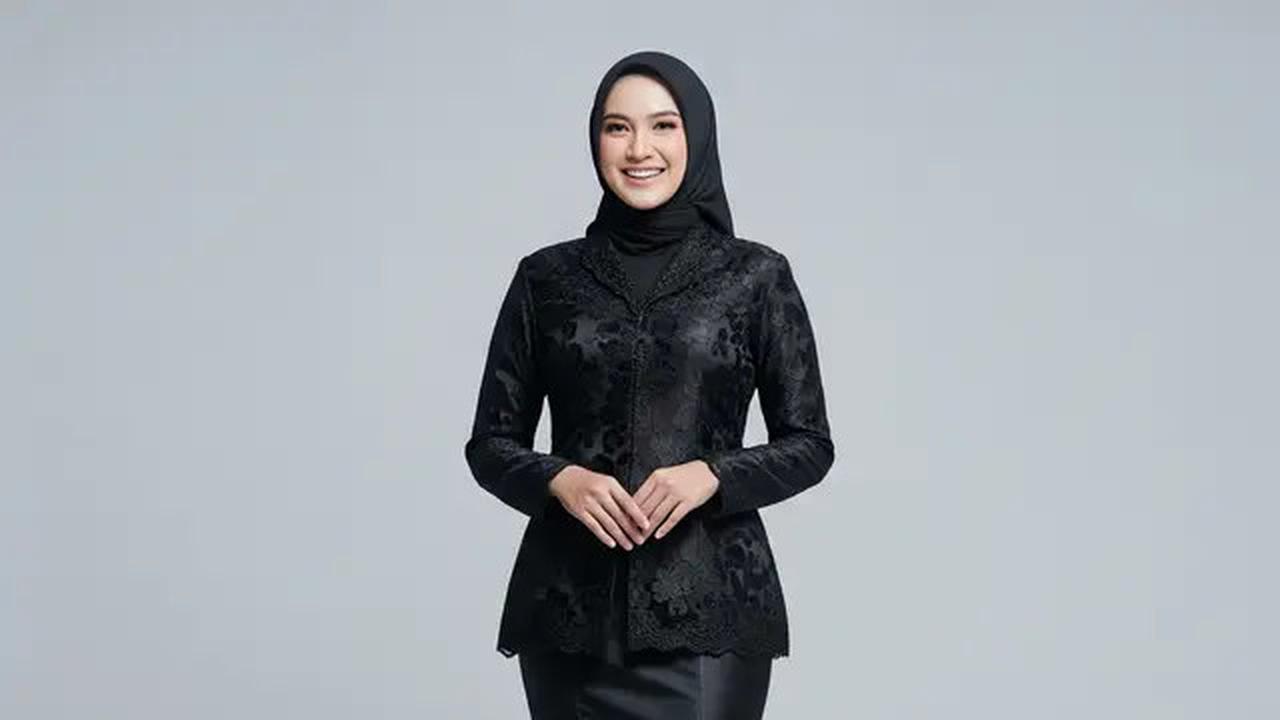 8 Model Gamis Hitam Kombinasi Brokat dan Satin, Mewah dan Elegan