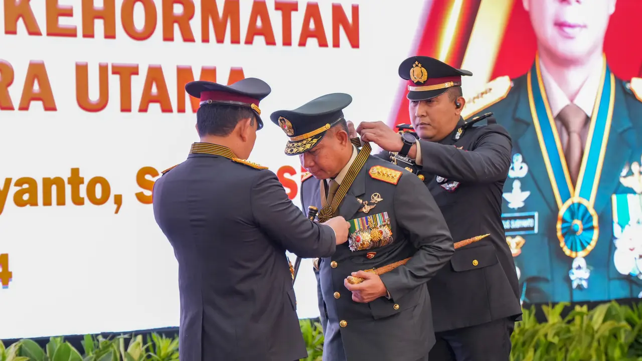 Kapolri Jenderal Listyo Sigit Prabowo menyematkan tanda kehormatan Bintang Bhayangkara Utama (BBU) kepada Panglima TNI Jenderal Agus Subiyanto dan Kepala Staf TNI.