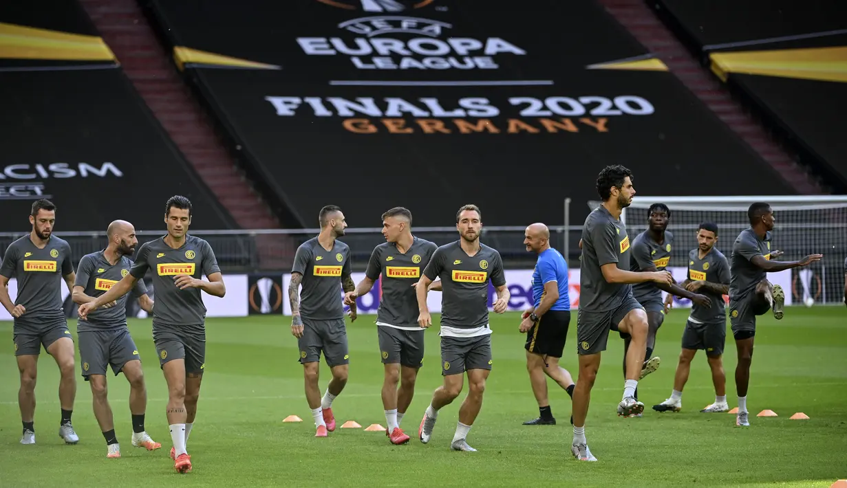 Para pemain Inter Milan melakukan pemanasan selama sesi latihan di Veltins-Arena di Gelsenkirchen, Jerman, Selasa, (4/8/2020). Inter Milan akan bertanding melawan  Getafe pada babak 16 besar Liga Europa di Veltins Arena. (Lars Baron/Pool via AP)