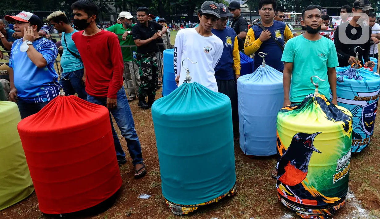 Warga mengikuti Lomba Kicau Burung Pra Piala Gubernur di Lapangan Banteng, Jakarta, Minggu (7/8/20222). Kegiatan ini dalam rangka memeriahkan Jakarta Hajatan ke-495 tahun dan hari kemerdekaan Republik Indonesia ke-77 tahun. (merdeka.com/Arie Basuki)