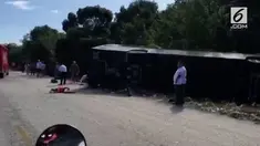 Sebuah bus wisata di Meksiko mengalami kecelakaan hingga terguling dan menyebabkan belasan turis tewas.