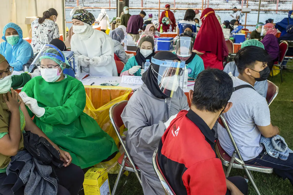 FOTO: Klinik Vaksinasi COVID-19 Massal Darurat di Surabaya
