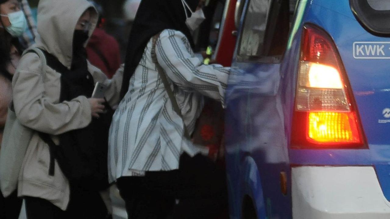 Hal ini lakukan atas inisiatif warga agar menciptakan budaya tertib mengantre. Foto: merdeka.com / Imam Buhori