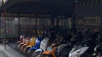 Di Chiang Mai, rental sewa motor menjamur. Hampir di setiap 1-2 kilometer jalan terdapat tempat yang menawarkan penyewaan kendaraan roda dua. (Bola.com/Muhammad Adi Yaksa)