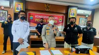 Kapolres Bitung AKBP Indrapramana menjelaskan pengungkapan kasus ini saat konferensi pers, Kamis (29/07/2021), di Mapolres Bitung.