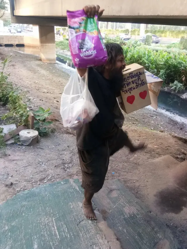 Bikin Haru, Demi Beri Makan Kucing Tunawisma Ini Rela Berjualan Jeruk