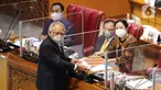 Menteri PUPR Basuki Hadimuljono (kiri) menyerahkan dokumen kepada Ketua DPR Puan Maharani (kanan) pada Rapat Paripurna ke-11 Masa Persidangan II Tahun Sidang 2021-2022 di Kompleks Parlemen, Jakarta, Kamis (16/12/2021). (Liputan6.com/Anga Yuniar)