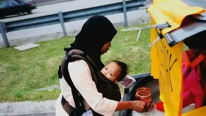 Demi Sambung Hidup, Ibu Ini Rela Jual Makanan Sambil Gendong Bayi