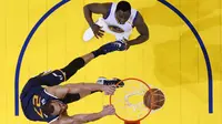 Aksi dunk Rudy Gobert pebasket Utah Jazz (bawah) tak bisa dihadang oleh Draymond Green dari Golden State Warriors. (AP Photo/Marcio Jose Sanchez)