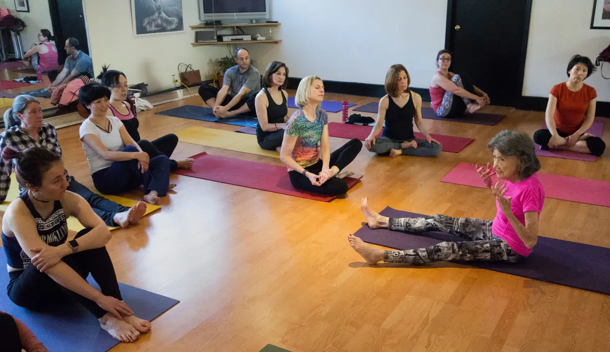 Suasana pelatihan yoga yang diajarkan Tao Porchon-Lynch di Hartsdale, New York, AS, (16/1). Porchon-Lynch yang masih terlihat bugar dan energik juga tercatat dalam Guinness World Records. (AFP Photo/Don Emmert) 