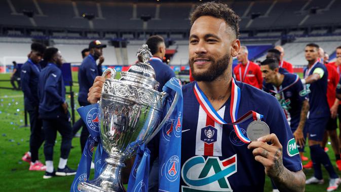 Penyerang PSG, Neymar, merayakan trofi juara Piala Prancis usai mengalahkan Saint-Etienne pada pertandingan final di Stadion Stade de France, Sabtu (25/7/2020) dini hari WIB. PSG menang 1-0 atas Saint-Etienne. (AFP/Geoffroy Van Der Hasselt)