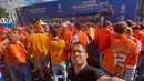 Jurnalis Bola.com, Gerendo Pradigdo di antara fans Belanda di pintu masuk Fan Zone Euro 2024 Friedensplatz di Dortmund, Rabu (10/7/2024) jelang belangsungnya semifinal Euro 2024 antara Belanda menghadapi inggris. (Bola.com/Gerendo Pradigdo)