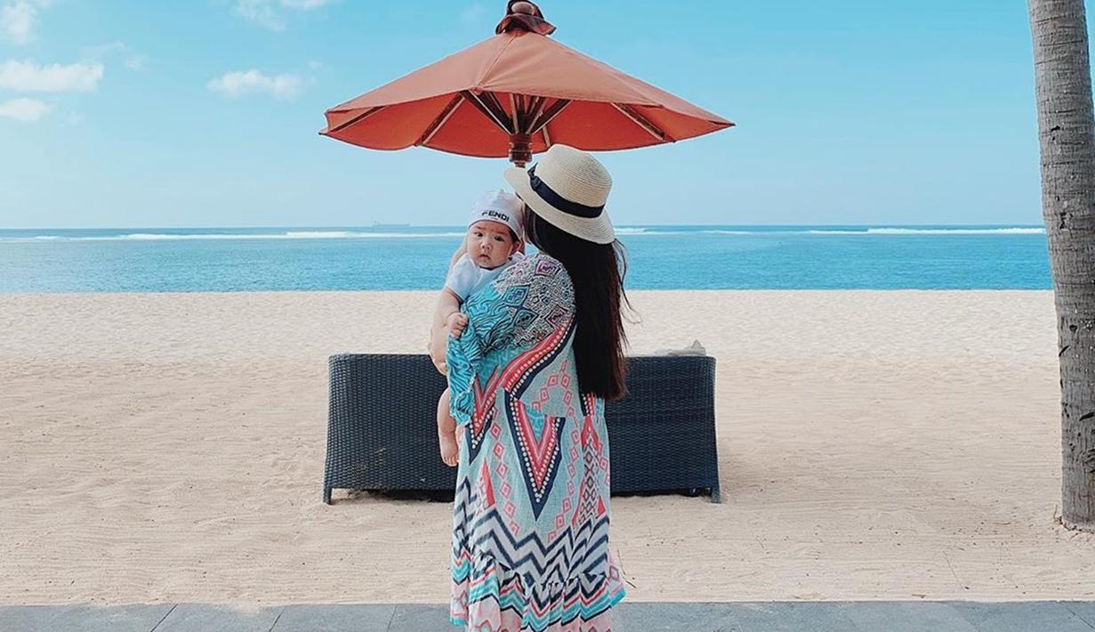 Sheena Gabriella Aurora Samudra lahir pada Kamis, 28 Februari 2019 di Daffodil Suite, Mount Elizabeth Hospital dan sudah resmi menyandang status sebagai ibu. (Liputan6.com/IG/@therealmomogeisha)