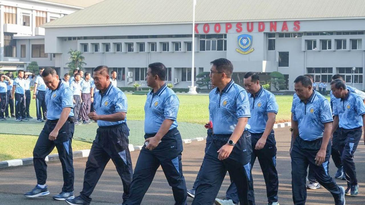 FOTO: Pangkoopsudnas Ajak Prajurit Jalan Sehat, Perkuat Kebugaran dan Soliditas