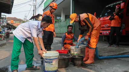 Warga Cilandak Timur Antre Air Bersih di Tengah Kekeringan