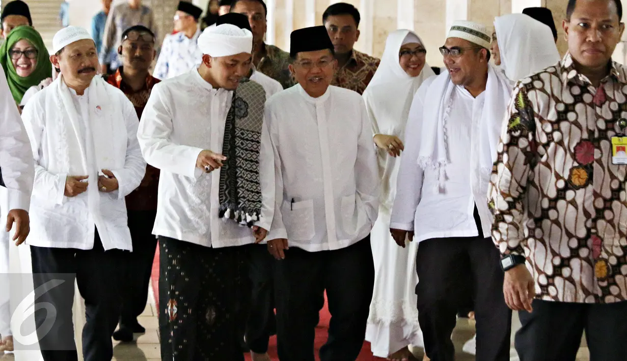 Wapres Jusuf Kalla (tengah) ketika menghadiri zikir dan tausiah akbar di Masjid Istiqlal, Jakarta, Rabu (14/10). Kegiatan yang diikuti ratusan jamaah itu dalam rangka menyambut Tahun Baru Islam 1437 Hijriyah. (Liputan6.com/Immanuel Antonius)