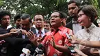 Mantan Wakil Menkumham Denny Indrayana (tengah) memenuhi panggilan penyidik Bareskrim Polri, Jakarta, Jumat (27/3/2015). Denny diperiksa sebagai tersangka kasus dugaan korupsi payment gateway di Kemenkumham tahun 2014. (Liputan6.com/Helmi Afandi)