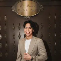 Salah satu yang mencuri perhatian adalah perayaan bachelor night yang digelar secara intimate bersama para sahabat terdekat yang akan menjadi groomsmen. Momen ini terasa bukan sekadar selebrasi, tapi juga refleksi menuju fase hidup yang baru.